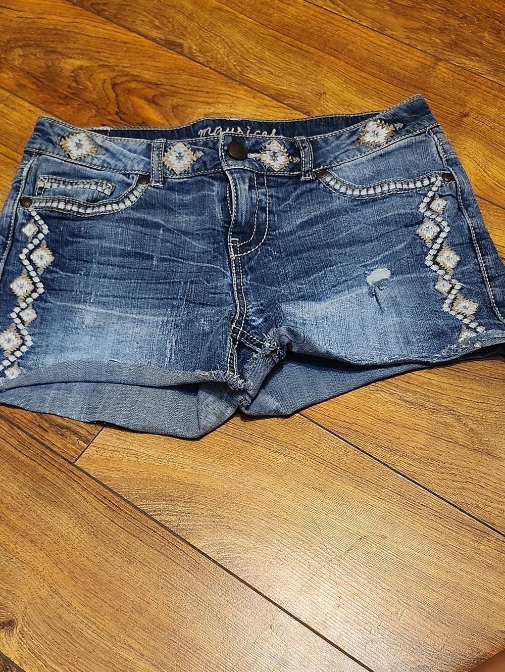 ❤️3 For 10.❤️Maurices Blue Embroidered Denim Shorts